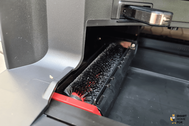 Die Reinigungsbürste der Roborock S7 Pro Ultra-Station ist in der Nahaufnahme zu sehen